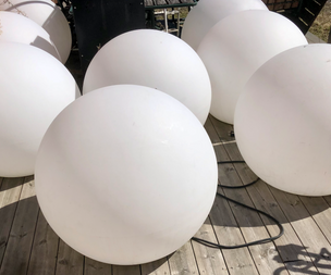 Stora Plast bollar prydnad för trägård